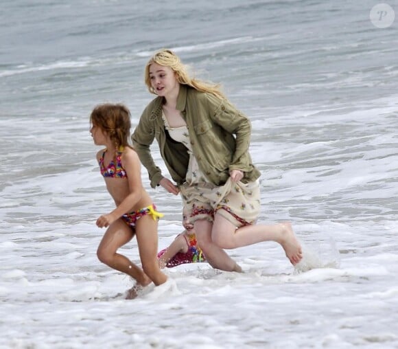 Elle Fanning s'est amusée comme une petite folle avec sa famille sur une plage de Malibu, le 11 juin 2011