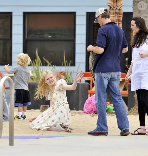 Elle Fanning s'est amusée comme une petite folle avec sa famille sur une plage de Malibu, le 11 juin 2011