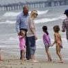 Avant de s'envoler pour New York, Dakota Fanning a pris du bon temps avec sa soeur Elle et le reste de la famille sur une plage de Malibu le 11 juin 2011