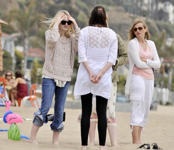 Avant de s'envoler pour New York, Dakota Fanning a pris du bon temps avec sa soeur Elle et le reste de la famille sur une plage de Malibu le 11 juin 2011