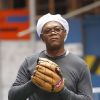 Samuel L. Jackson joue au baseball dans la rue avec David Letterman, le 13 juin 2011 à New York