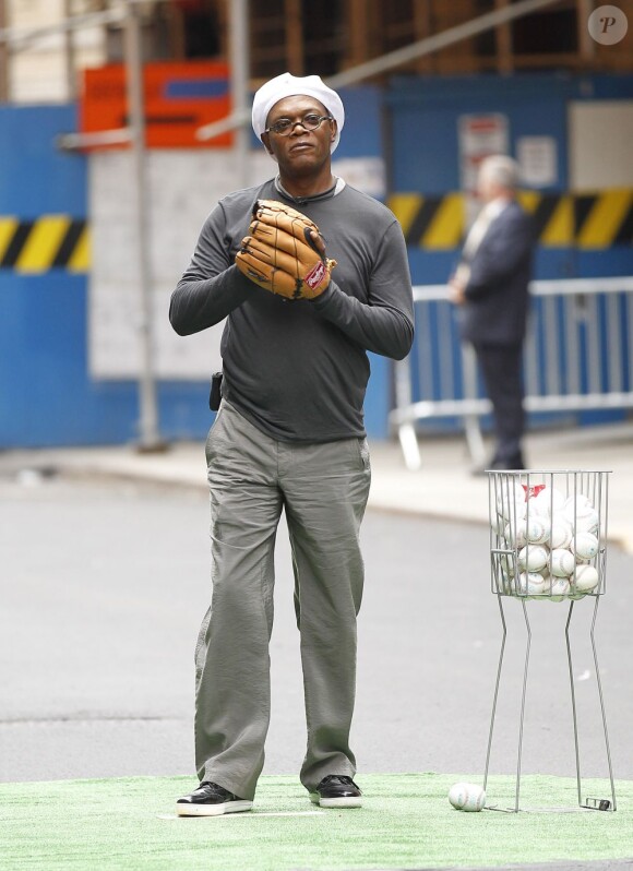 Samuel L. Jackson joue au baseball dans la rue avec David Letterman, le 13 juin 2011 à New York