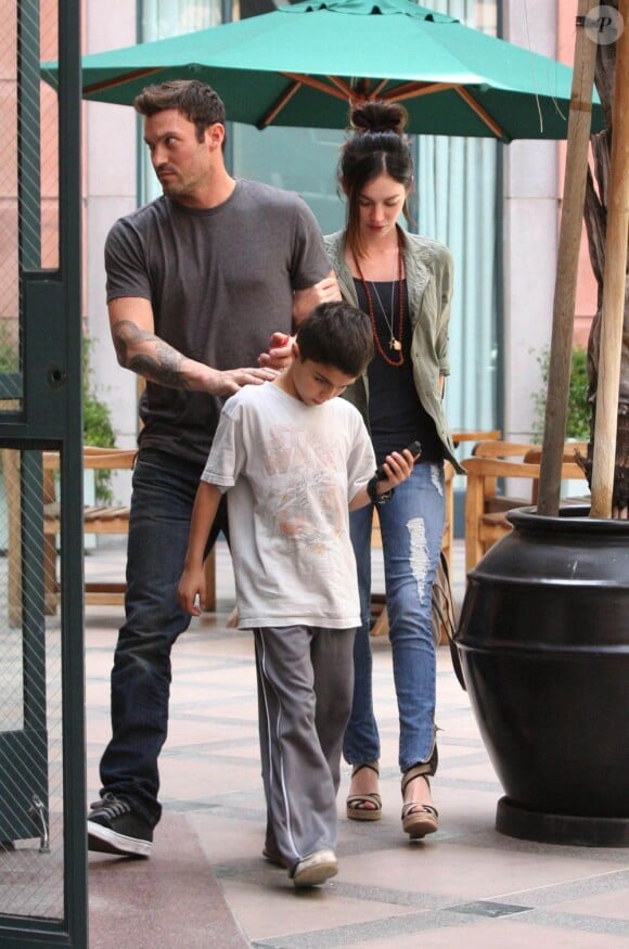Megan Fox et son mari Brian Austin Green se promènent avec Kassius, le fils de Brian, à Los Angeles le 3 juin