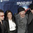 Bono, The Edge et le directeur Philip McKinley le mardi 14 juin à Brodway pour l'avant-première de Spider-Man : Turn Off The Dark, le musical événement