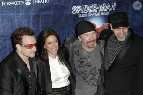 Bono, The Edge et le directeur Philip McKinley le mardi 14 juin à Brodway pour l'avant-première de Spider-Man : Turn Off The Dark, le musical événement
