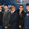 Bono, The Edge et les militaires de New York le mardi 14 juin à Brodway pour l'avant-première de Spider-Man : Turn Off The Dark, le musical événement