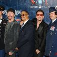 Bono, The Edge et les militaires de New York le mardi 14 juin à Brodway pour l'avant-première de Spider-Man : Turn Off The Dark, le musical événement