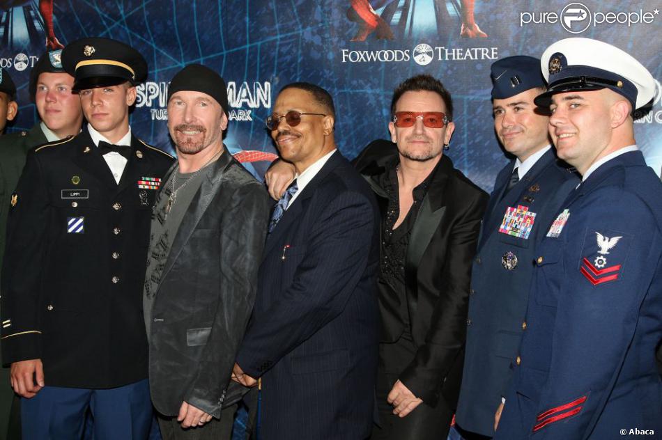 Bono, The Edge et les militaires de New York le mardi 14 juin à Brodway pour l&#039;avant-première de Spider-Man : Turn Off The Dark, le musical événement