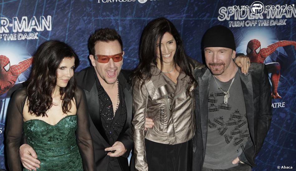 Bono et The Edge avec leurs femmes le mardi 14 juin à Brodway pour l&#039;avant-première de Spider-Man : Turn Off The Dark, le musical événement