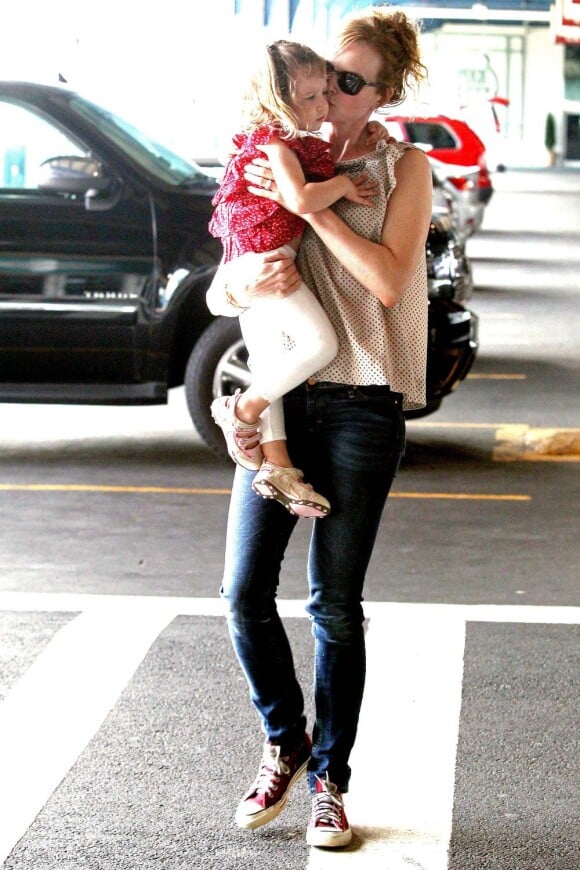 Nicole Kidman fait des gros bisous à sa fille Sunday Rose, 3 ans en juillet. Mais où est la petite Faith ? New York, 29 mai 2011
