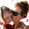 Nicole Kidman fait des papouilles à sa fille Sunday Rose, qui fêtera ses 3 ans en juillet, alors que la petite famille se rendait au complexe sportif Chelsea Piers à New York, 29 mai 2011