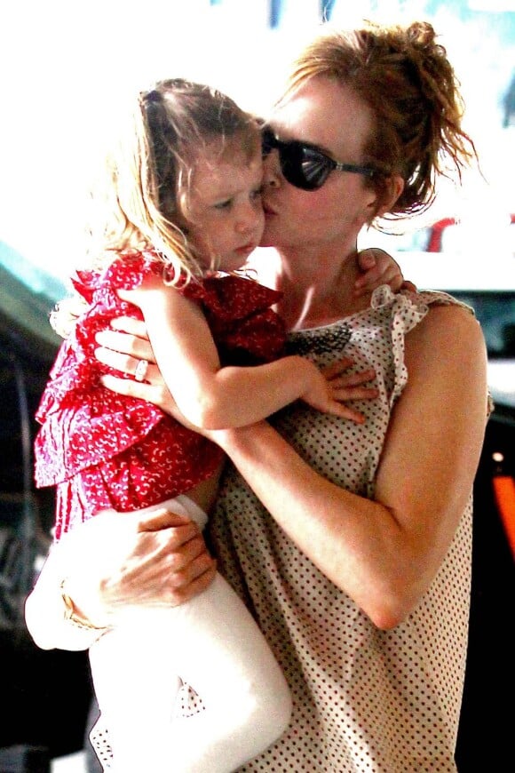 Nicole Kidman fait des papouilles à sa fille Sunday Rose, qui fêtera ses 3 ans en juillet, alors que la petite famille se rendait au complexe sportif Chelsea Piers à New York, 29 mai 2011