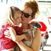 Nicole Kidman fait des papouilles à sa fille Sunday Rose, qui fêtera ses  3 ans en juillet, alors que la petite famille se rendait au complexe  sportif Chelsea Piers à New York, 29 mai 2011