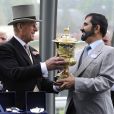 Royal Ascot, jour 2, mercredi 15 juin 2011. L'époux de la reine, Philip, duc d'Edimbourg, s'st fait un plaisir de remettre le prix de la course Prince de Galles. 