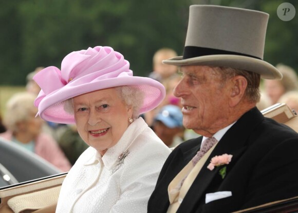 Royal Ascot, jour 2, mercredi 15 juin 2011. Cette fois, c'est sur un chapeau délicieusement rose que le choix de la reine Elizabeth II s'était porté.