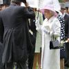 Royal Ascot, jour 2, mercredi 15 juin 2011. Cette fois, c'est sur un chapeau délicieusement rose que le choix de la reine Elizabeth II s'était porté.