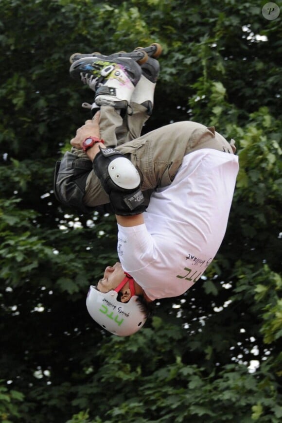 Taïg Khris en plein salto, s'entraîne à l'INSEP le 8 juin 2011, pour préparer son saut du haut de la butte Montmartre prévu pour le 2 juillet 2011 à Paris