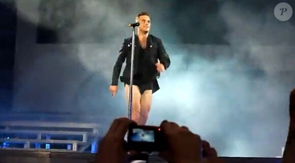 Robbie Williams toujours aussi chic en plein concert des Take That à Cardiff, le 15 juin 2011. 