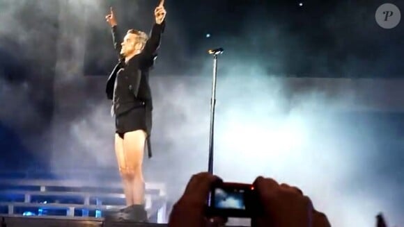 Robbie Williams est tellement fier de son slip, en plein concert des Take That à Cardiff, le 15 juin 2011. 