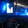 Robbie Williams toujours aussi chic en plein concert des Take That à Cardiff, le 15 juin 2011. Et un gros plan de la chose, un !