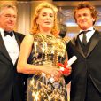 Sean Penn et Robert de Niro entourent Catherine Deneuve au 61e Festival de Cannes, en 2009.