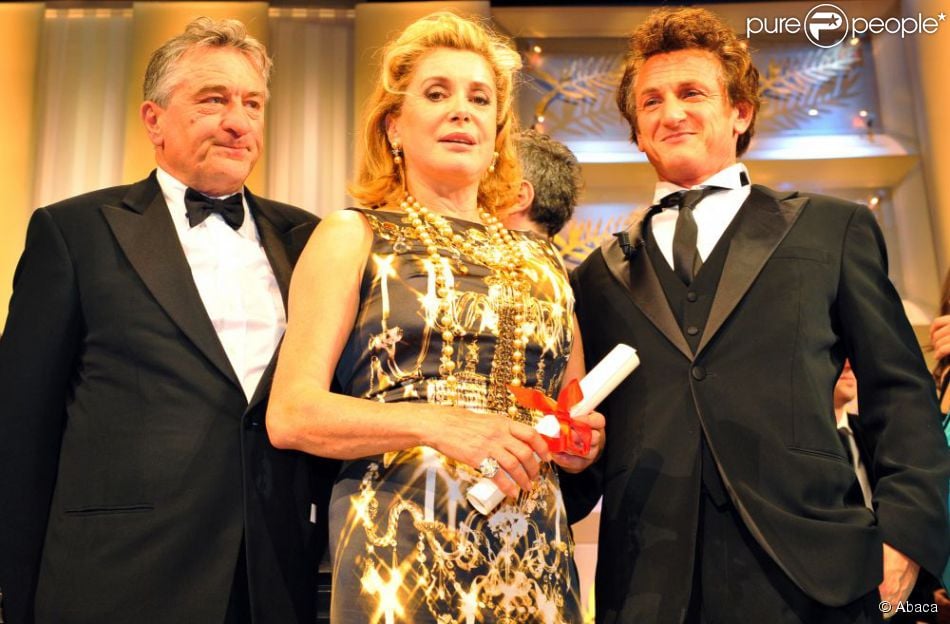 Sean Penn et Robert de Niro entourent Catherine Deneuve au 61e Festival de Cannes, en 2009.