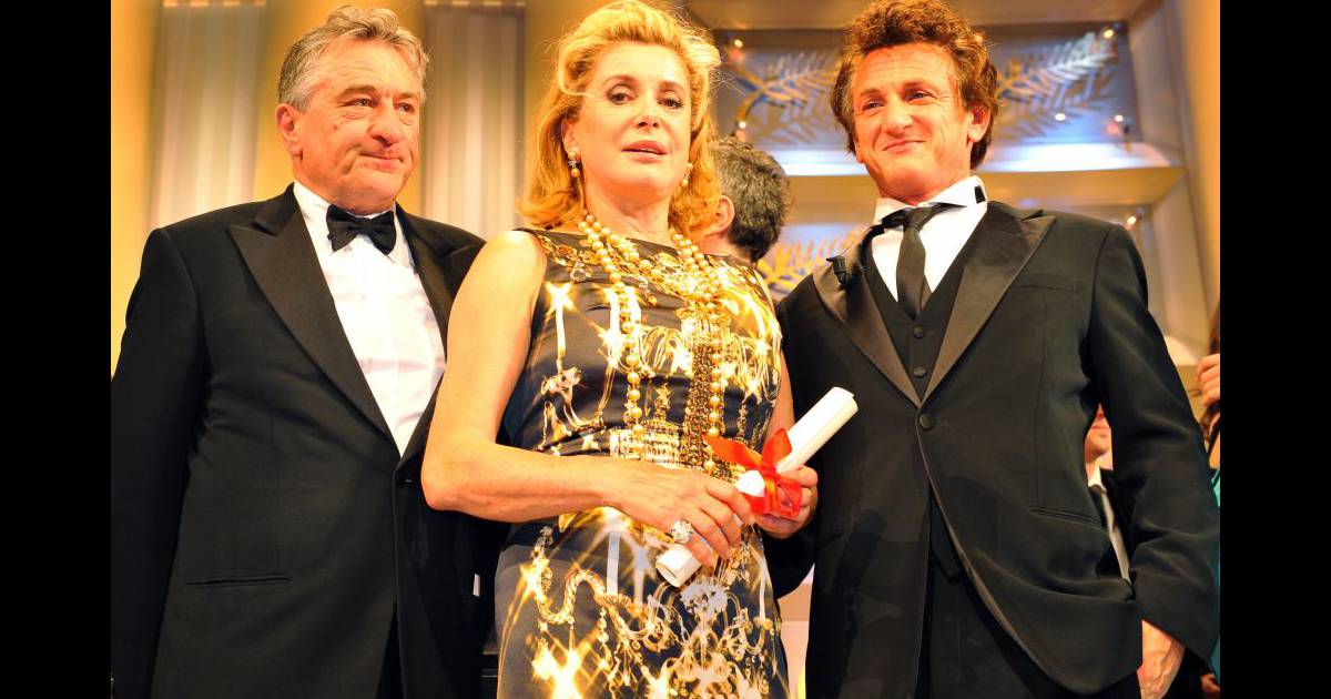 Sean Penn et Robert de Niro entourent Catherine Deneuve au 61e Festival