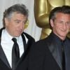 Sean Penn et Robert de Niro, entourés de Ben Kingsley, Michael Douglas, Adrien Brody et Anthony Hopkins, lors de la cérémonie des Oscars, à Los Angeles, en 2009.