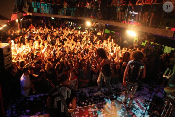 Redfoo et SkyBlu, alias le duo californien LMFAO, en ont fait voir de toutes les couleurs aux invités du VIP Room de Paris le 16 juin 2011, avec leur party rock