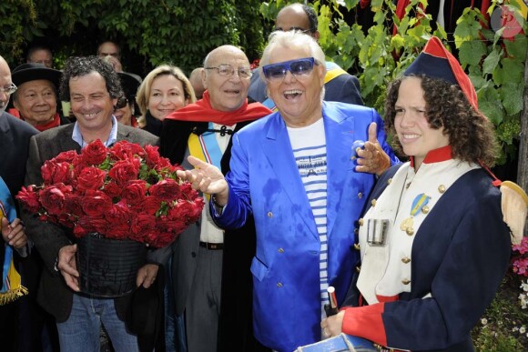 Michou baptise la rose république de Montmartre, dans le vignoble du quartier, à Paris, le 18 juin 2011.