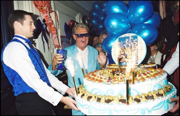 Michou fête ses 70 ans à Paris, le 12 juin 2001.