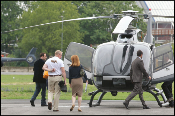 John Travolta fait un tour en hélicoptère depuis l'héliport de Paris afin de se rendre au Bourget pour un événement de la marque Breitling le 21 juin 2011