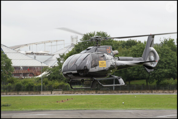 John Travolta fait un tour en hélicoptère depuis l'héliport de Paris afin de se rendre au Bourget pour un événement de la marque Breitling le 21 juin 2011