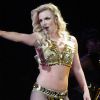 Le Femme Fatale Tour à Los Angeles, le 20 juin 2011. Britney mise aussi sur son physique : ici dans un bikini doré qui rappelle celui de la princesse Leïa dans Star Wars.