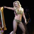 Le Femme Fatale Tour à Los Angeles, le 20 juin 2011. Britney mise aussi sur son physique : ici dans un bikini doré qui rappelle celui de la princesse Leïa dans  Star Wars . 