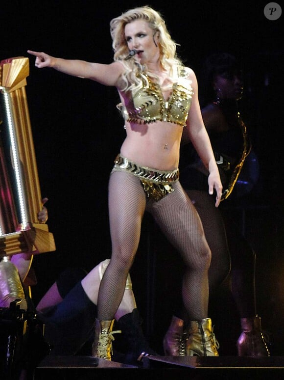 Le Femme Fatale Tour à Los Angeles, le 20 juin 2011. Britney mise aussi sur son physique : ici dans un bikini doré qui rappelle celui de la princesse Leïa dans Star Wars.