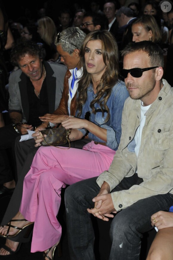 Elisabetta Canalis à côté de Stephen Dorff au premier rang du défilé DSquared2 pendant la fashion week milanaise le 21 juin 2011. A l'extrémité doirte, le créateur de Diesel, Renzo Rosso est en pleine discution.  