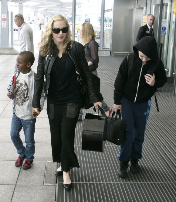 Madonna arrive a l'aéroport de Londres avec ses deux fils Rocco et David. Le 21 juin 2011