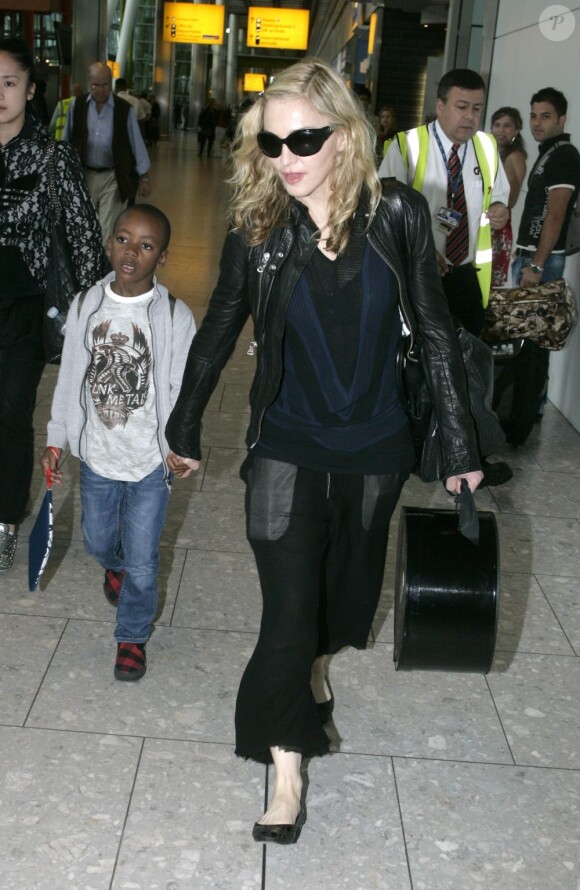 Madonna ne lâche pas la main de son fils adoptif David, 5 ans. Londres, 21 juin 2011