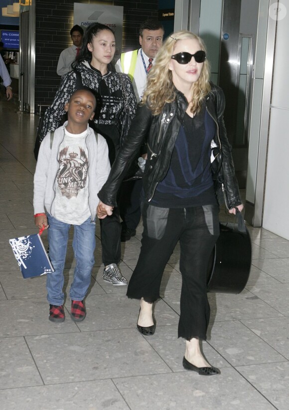 Madonna a l'aéroport de Londres avec son grand David. Le 21 juin 2011
