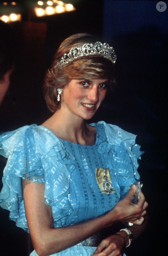 Dans les années 80 et 90, Lady Diana était une vraie icône de mode. Cinq semaines avant son décès, la princesse au grand coeur avait organisé une vente enchère de ses robes pour reverser les fonds à des associations. 