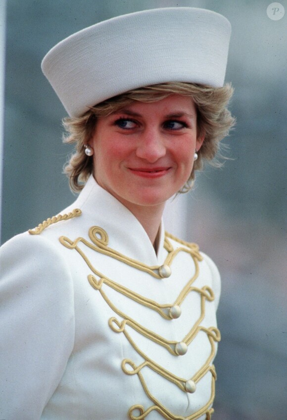Dans les années 80 et 90, Lady Diana était une vraie icône de mode. Cinq  semaines avant son décès, la princesse au grand coeur avait organisé  une vente enchère de ses robes pour reverser les fonds à des  associations.
