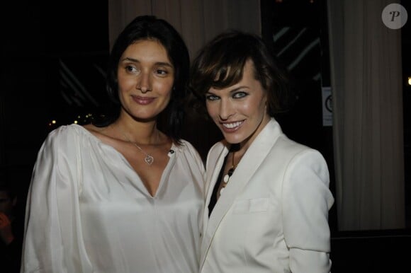 Zofia Reno et Milla Jovovich lors de l'inauguration du Global Store Ermenegildo Zegna, à Paris, le 23 juin 2011.