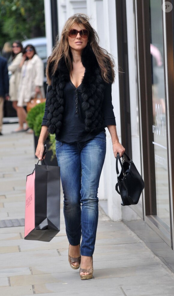 Elizabeth Hurley, en pleine séance shopping à Londres, le 23 mai 2011.