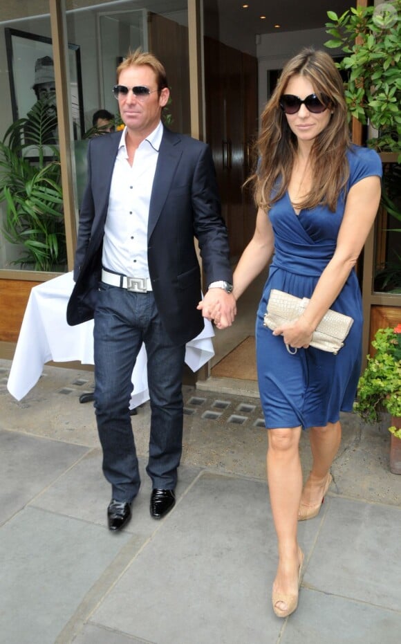 Elizabeth Hurley et Shane Warne vont déjeuner dans les rues de Londres, le 24 juin 2011.