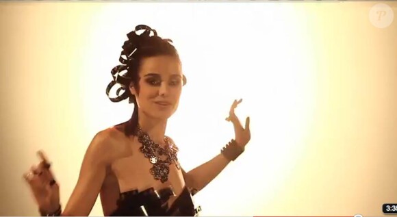 Image du clip de Et je veux danser, de Mélissa Mars. Juin 2011.