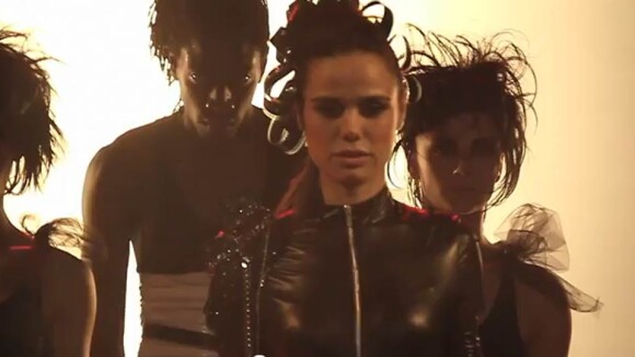 Melissa Mars : En cuir et futuriste dans le clip de 'Je veux danser'