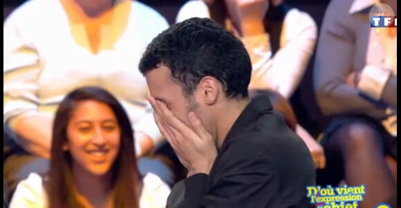 Mustapha El Atrassi pris en flagrant de délit de tricherie dans l'émission Arthur et les incollables sur TF1 le samedi 18 juin 2011