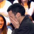 Mustapha El Atrassi pris en flagrant délit de tricherie dans l'émission Arthur et les incollables sur TF1 le samedi 18 juin 2011