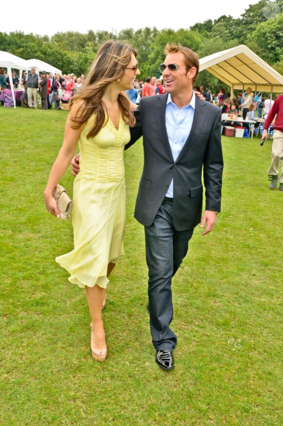 Elizabeth Hurley et Shane Warne arrivent à la fête du village d'Ampney Crucis Village à Gloucestershire le 25 juin 2011